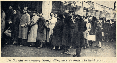 603134 Afbeelding van een lange rij wachtenden voor een winkel te Utrecht in verband met de uitverkoop, mogelijk bij ...